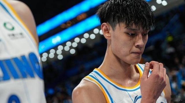 曾凡博三分球掉这么厉害？原本我猜想是不是经历如方成允那样力量练大丢掉准星的故事。