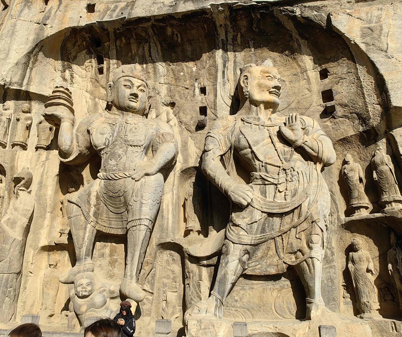 洛阳目前有3项6处世界文化遗产，是国内世界遗产密度最高的城市之一：

龙门石窟：