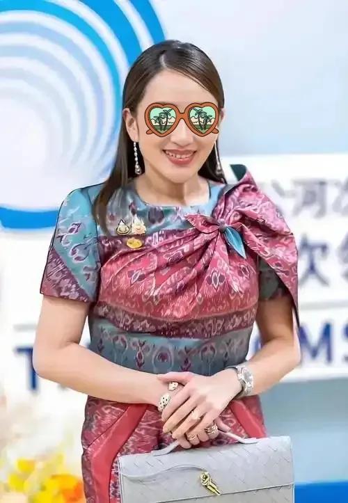 就在刚刚，泰国政坛又炸开了锅！被停职的总理佩通坦，在8月21日奔赴宪法法院，直面