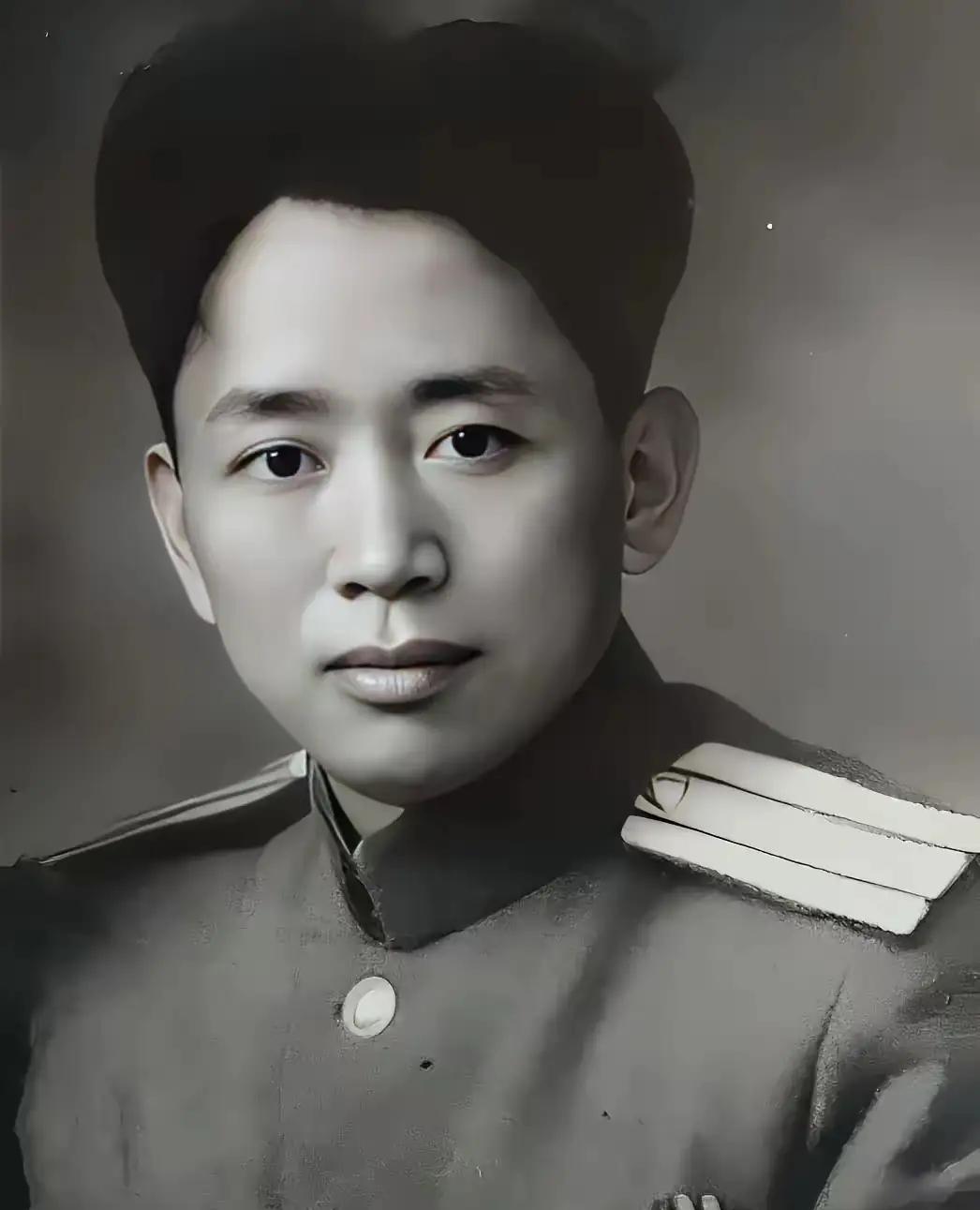 1935年，刘亚楼的警卫员不小心落入敌人手中，被敌人吊在树上打，一老汉看见后，黑