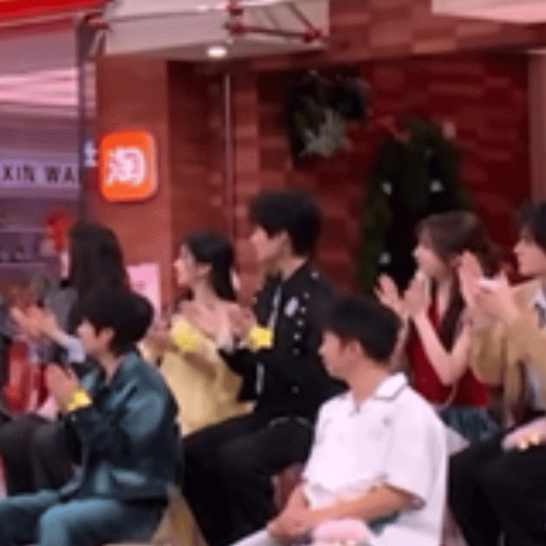这个小宝宝在后面鼓掌真的超级萌周柯宇陆西骁 /周柯宇炽夏