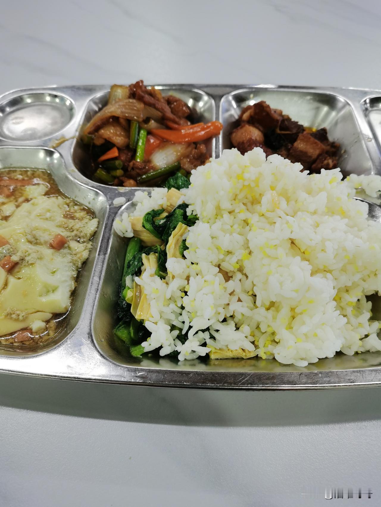 食堂包子皮厚馅少，
咬了三口都没见肉馅，
我举着包子感慨：这怕不是馒头偷偷化了妆