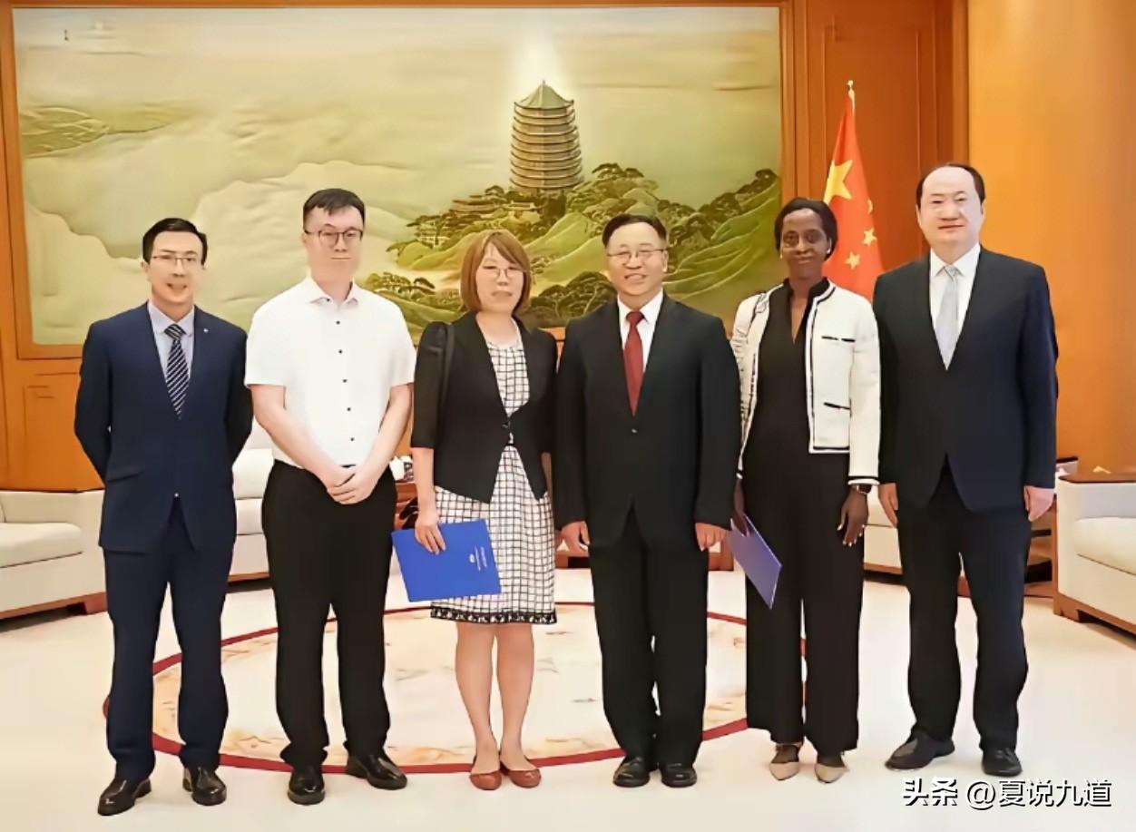 汤家凤一句追问悬而未答：我国并非移民国家，为何无人回应？
 
汤家凤素来敢替普通