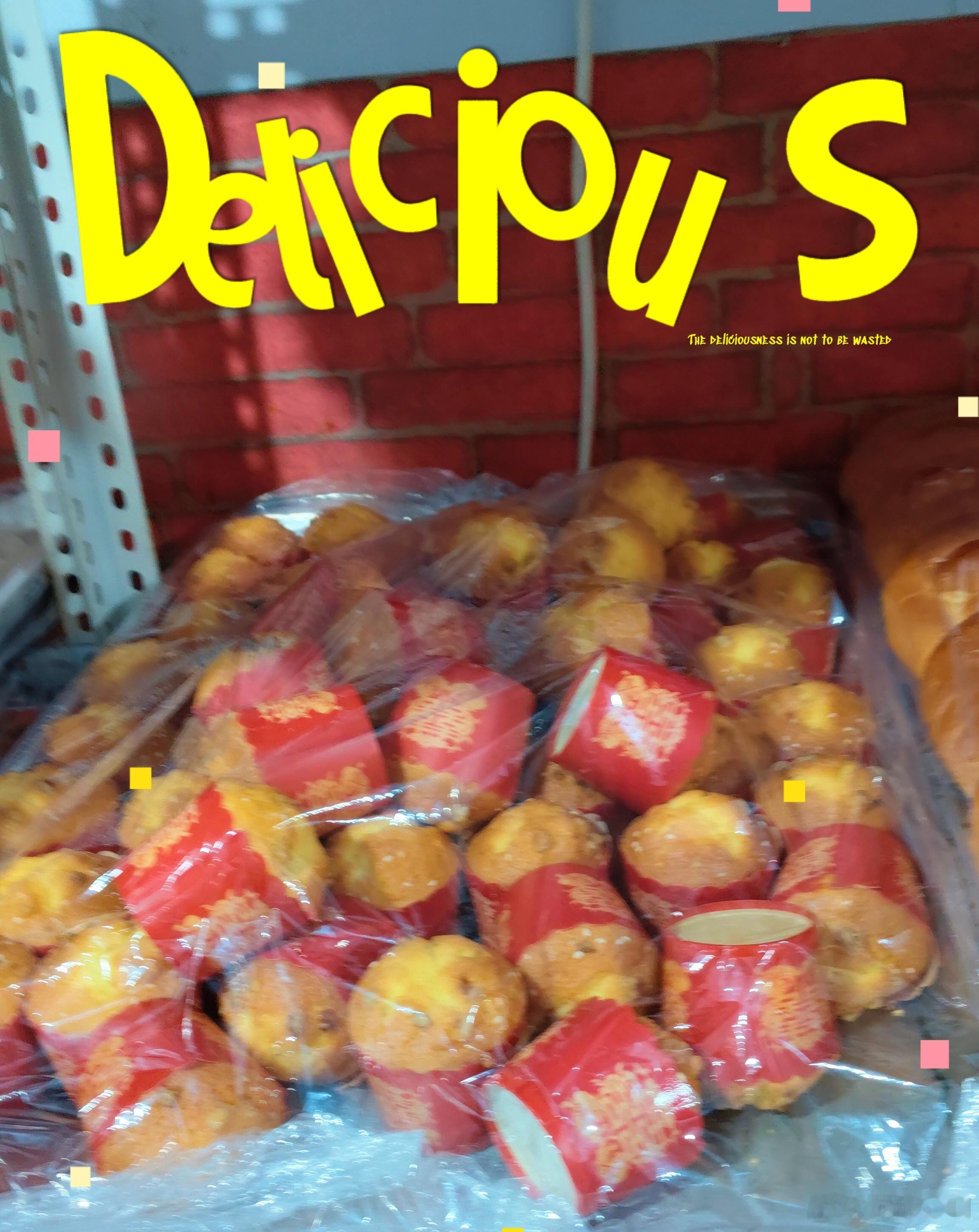 早安！ 发现超可爱的红装小蛋糕！外皮酥软内里香甜，一大袋堆着也太有幸福感了～ 