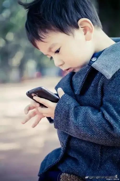 孩子沉迷游戏?这3句话比“别玩了”管用百倍
当发现孩子沉迷游戏，直接说“别玩了”