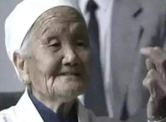 70年代，一女病人去地窖取菜不小心扭到腰椎，无法动弹，家人抬她来找北京“双桥老太