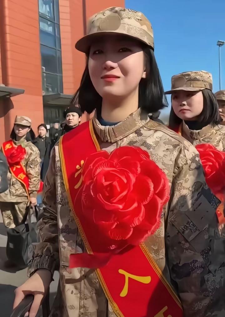 中国女兵一身戎装，眉眼温柔，藏着铁血风骨、刚柔并济，训练场下不惧苦累，她们兼具军