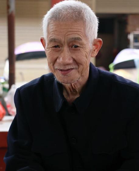 2019年，19岁送餐员捡到一个"老爷爷"照顾了两年，老人亲属找上门一瞧呆住了：