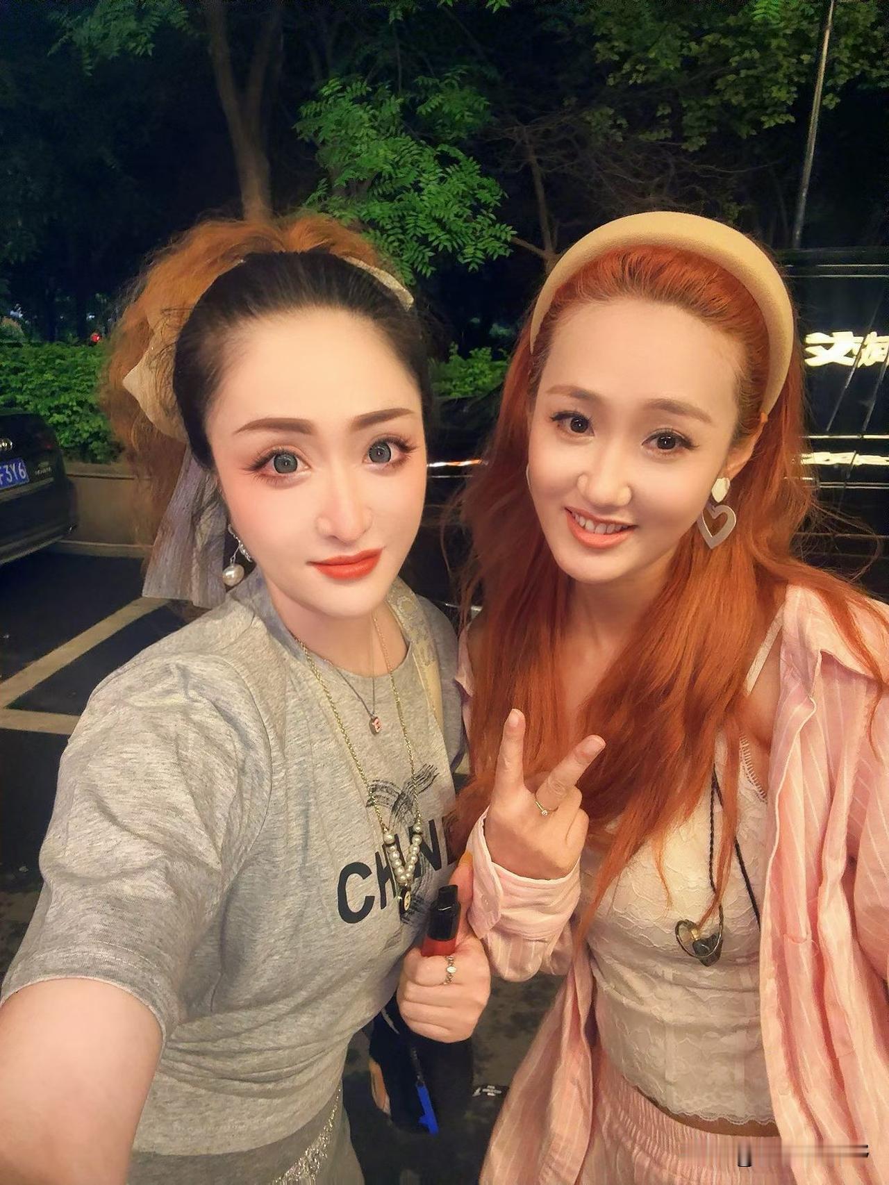 闺蜜夜游，快乐加倍！👯‍♀️📸航拍视角看粉色花海 粉色花海风景 闺蜜秋日游 