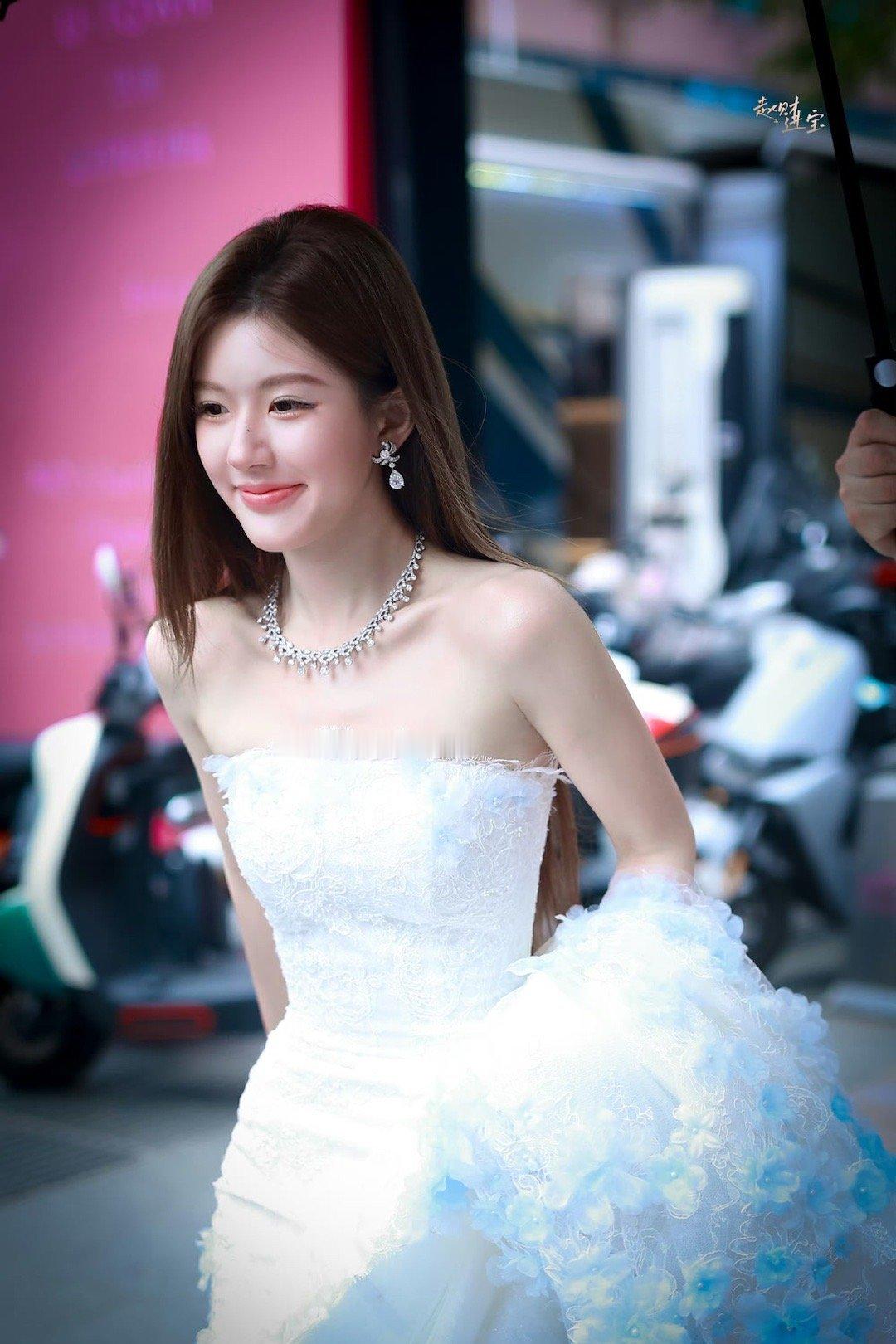 赵露思婚纱上班路透好甜好美 ​​​