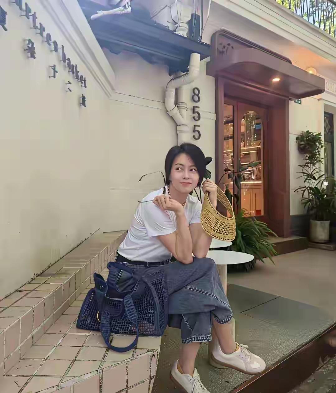 她的笑容很灿烂，就像是天仙下凡不过如此
她的颜值在线，她坐在哪里拍照好有范十足
