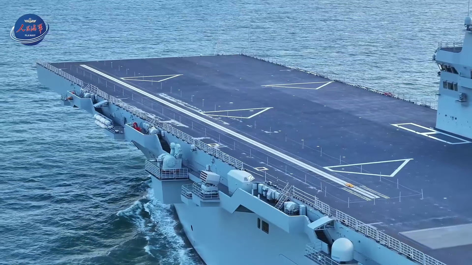 可爱的弹射指挥站猫在侧舷盯着👀