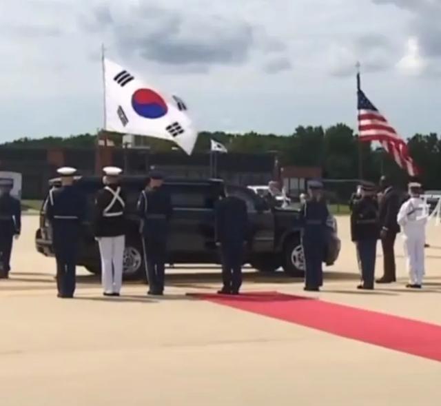 美国接机李在明，只派出了两名官员，而且其中一名官员还戴着墨镜跟李在明握手，被外界