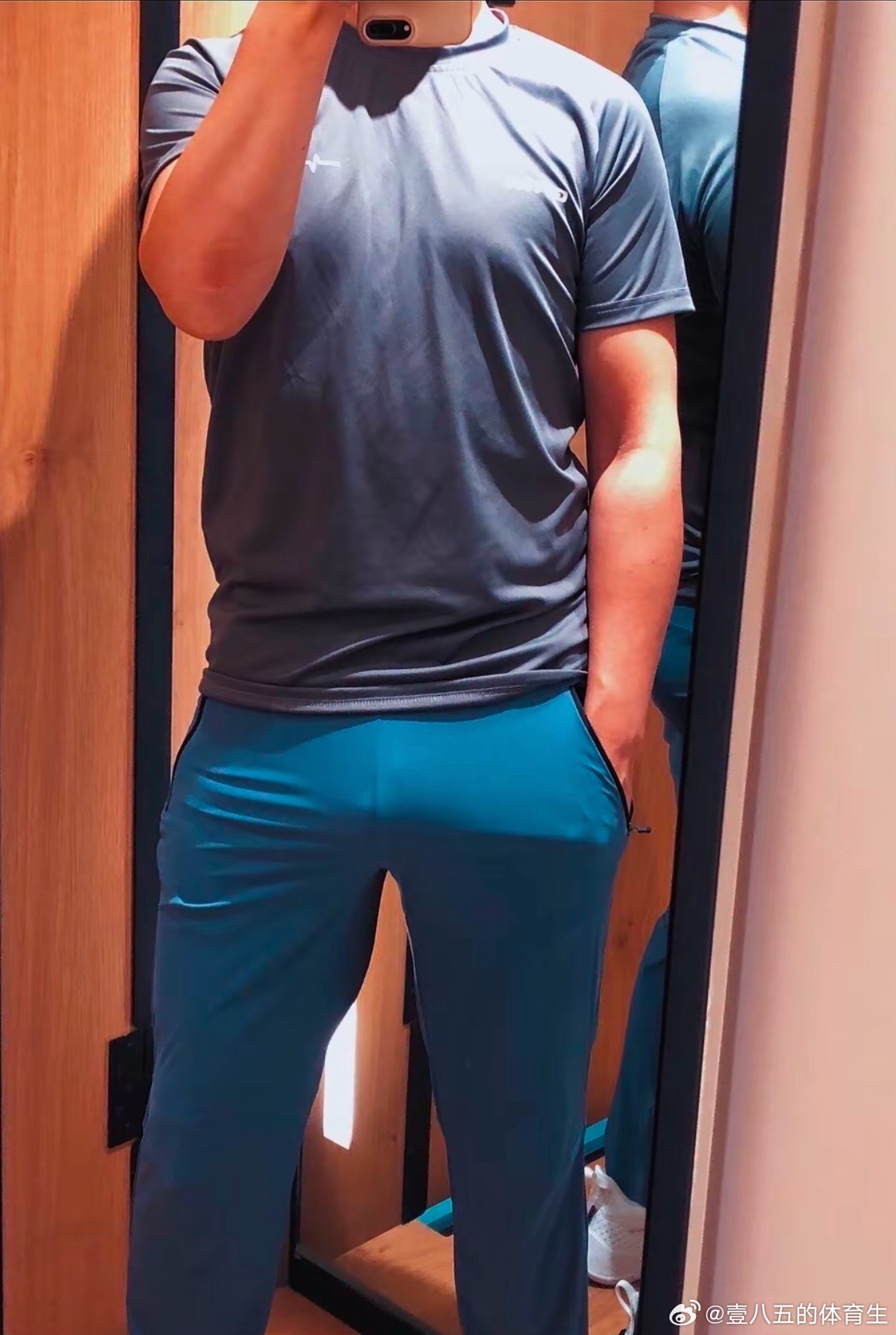 这个颜色的裤子也还有点好看