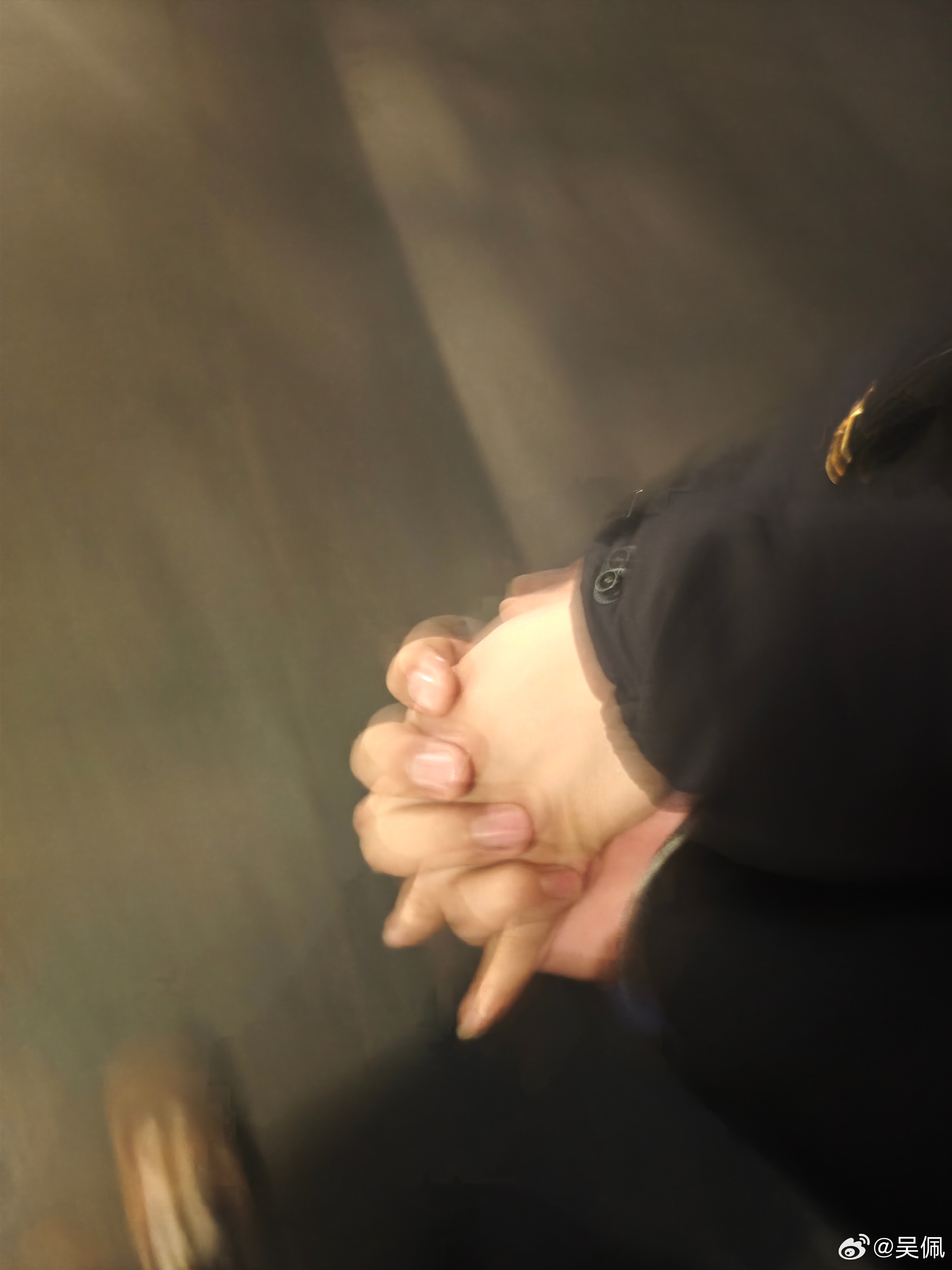 别深夜给女神发微信了，爱你的话，已经买好礼物来陪你了。男人这么辛苦，情人节搞点小