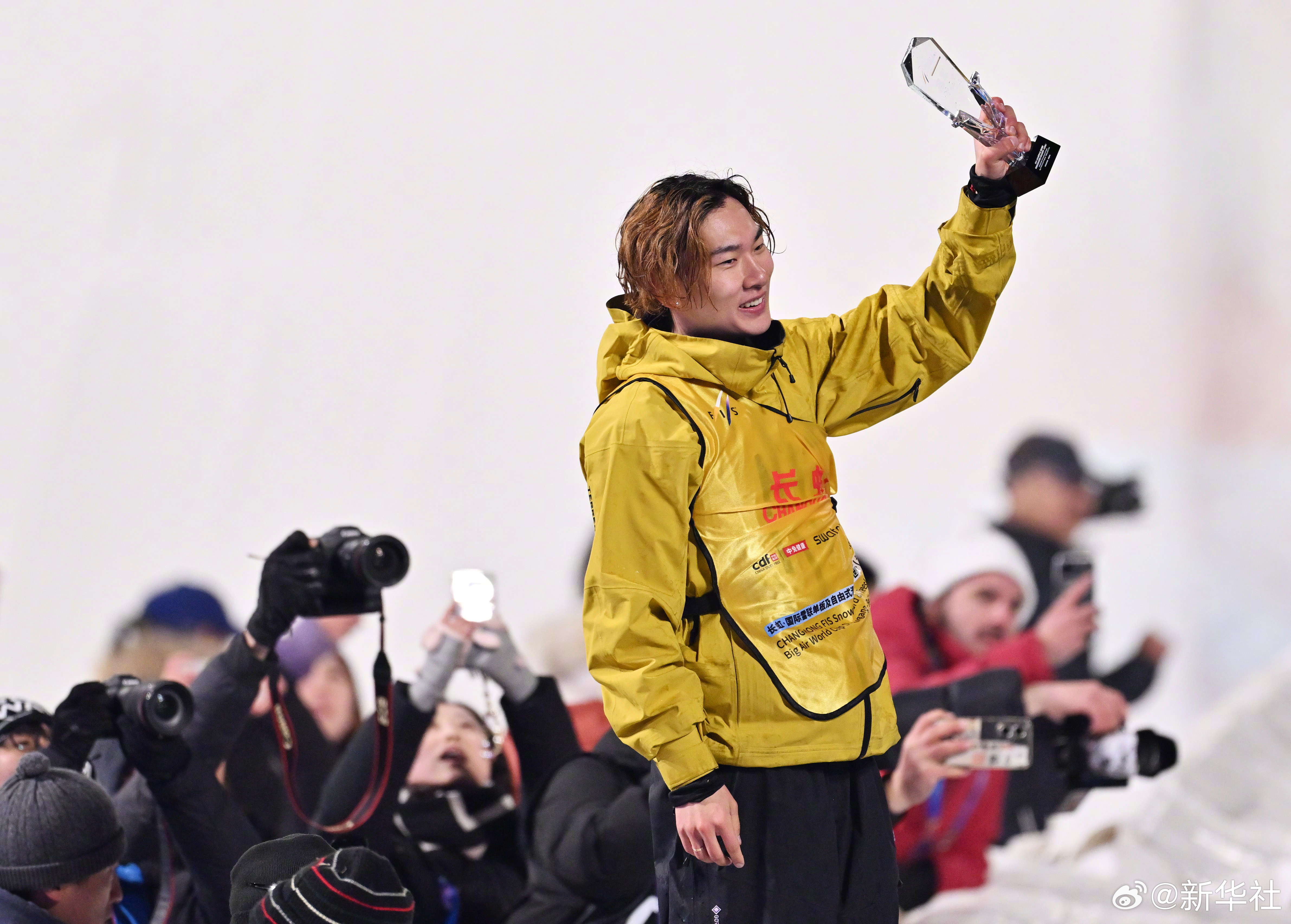 #中国运动员首获男子单板滑雪年度总冠军#【#苏翊鸣获单板滑雪大跳台世界杯总冠军#
