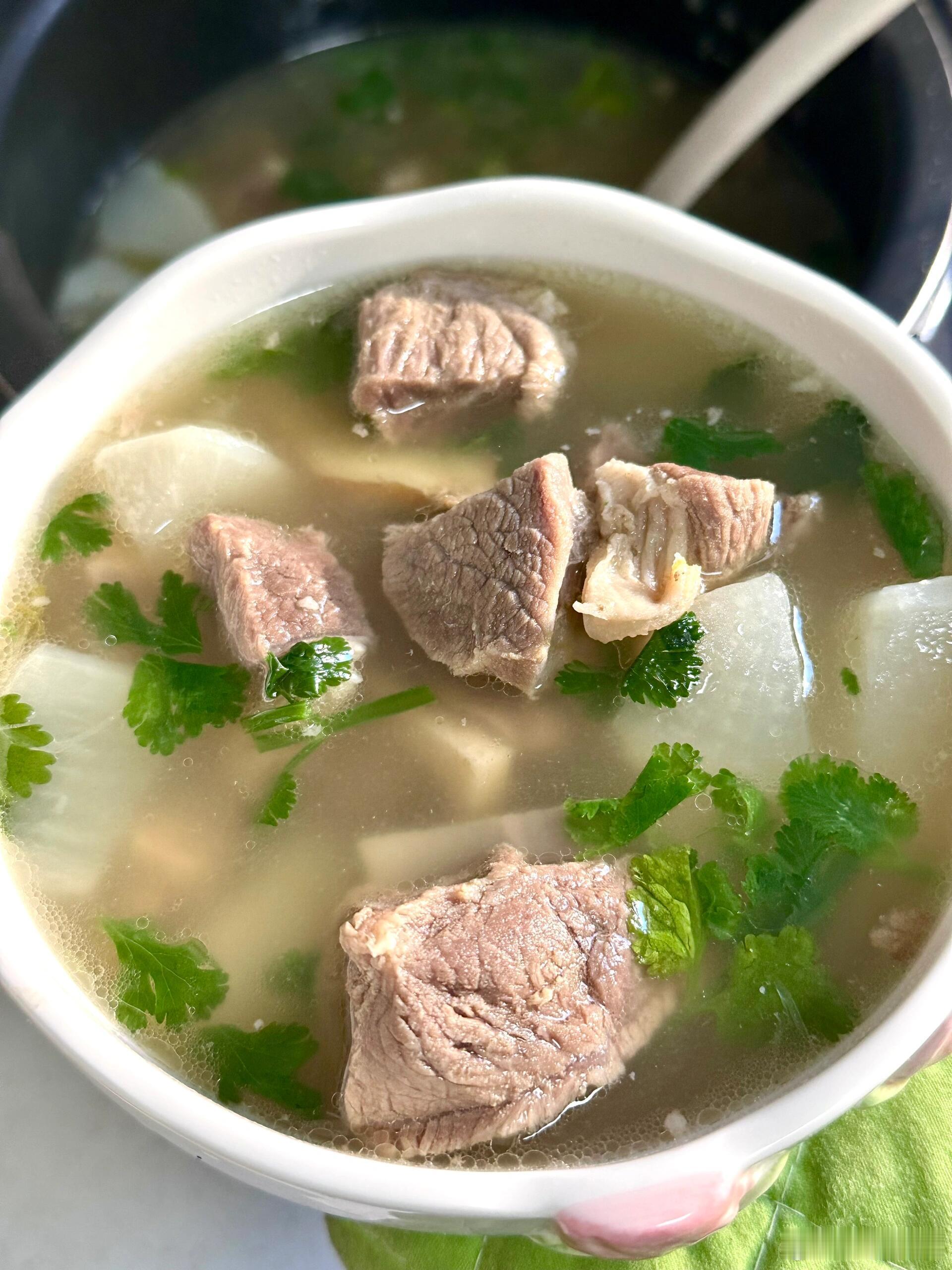 #立秋的第一碗羊肉汤# 清炖羊排，香嫩软烂，一点儿也不膻！太鲜美，太滋补啦！简简