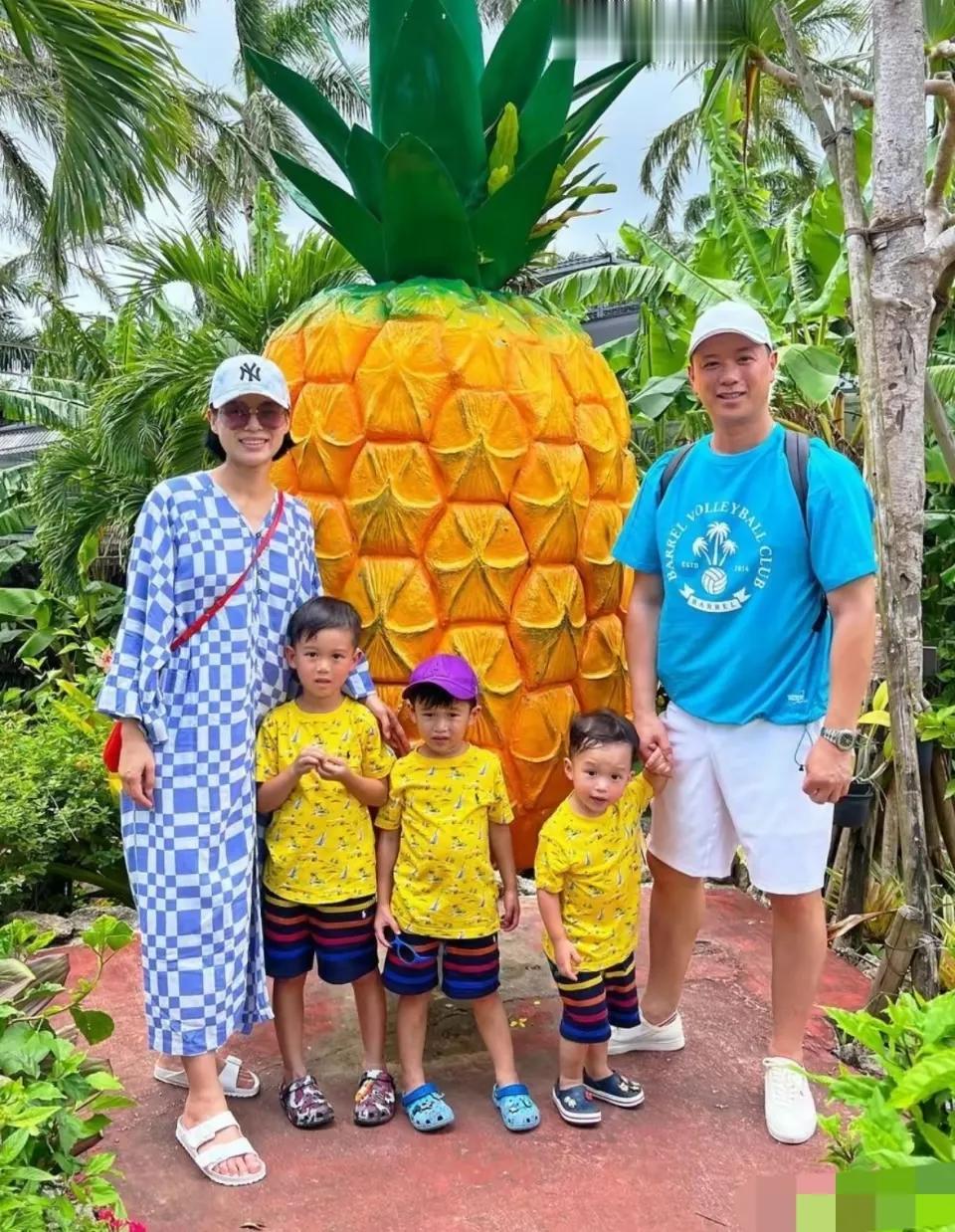 这两口子太能生了，也太会生了，三个儿子一个比一个帅，一个比一个俊，一个比一个养眼