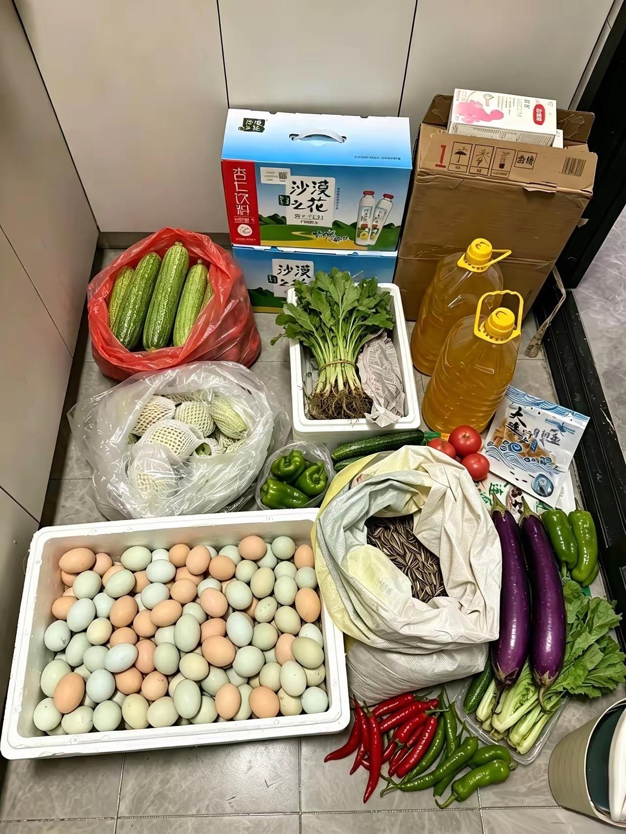 今天和婆婆回乡下，专程看望生病的姑姑。临走时，我把提前备好的200慰问金换成了5