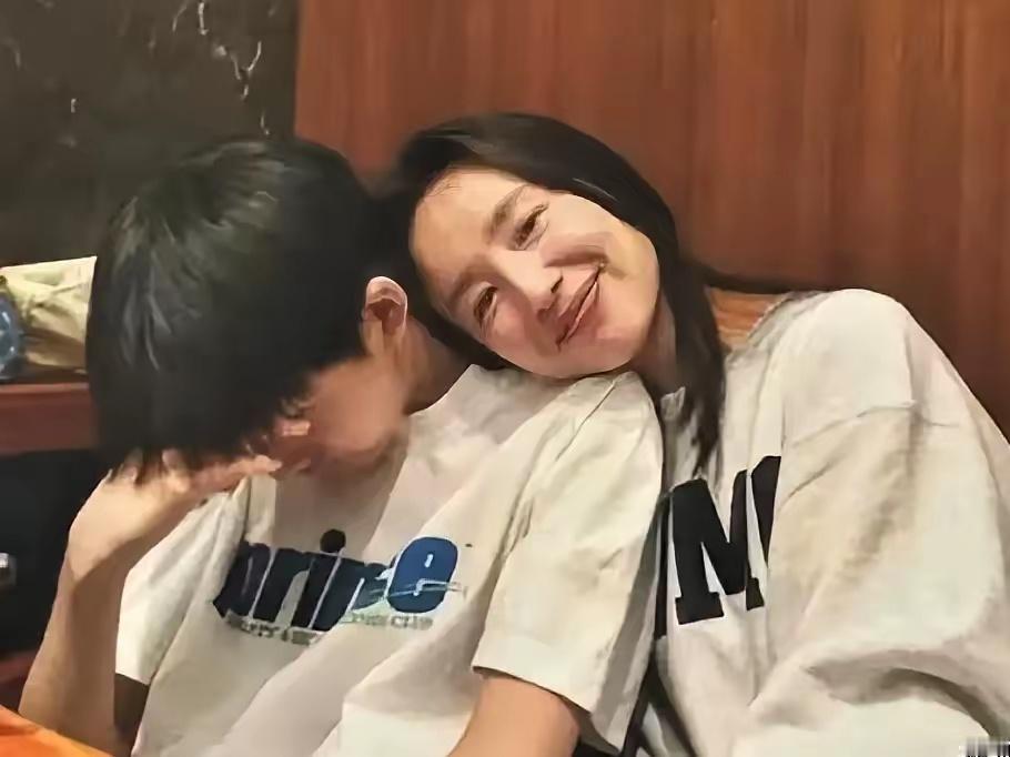 董洁这样病态极致的母爱，崩溃的应该是他儿子吧。 