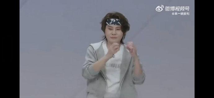 王濛 组内唯一大vocal 实力跨界不设限，王濛用清晰歌声证明担当，努力又可爱超