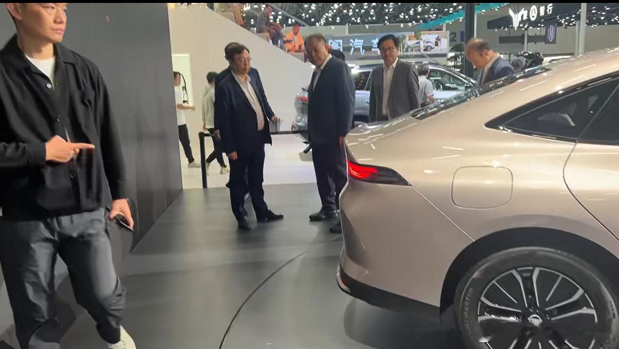 每一届车展，各家大佬们都会串串场看下竞品的产品，这不 船夫哥也到 的展台打卡了！