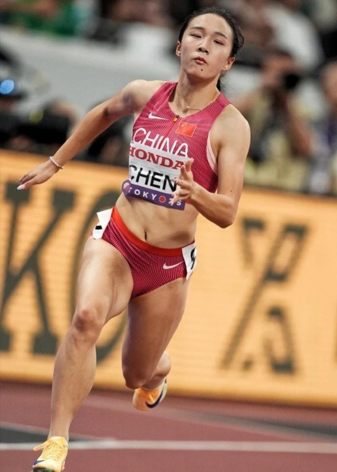 17岁的宁波小飞人陈妤颉，是田径队盼着长大的新星。2025年她开挂逆袭，亚锦赛一