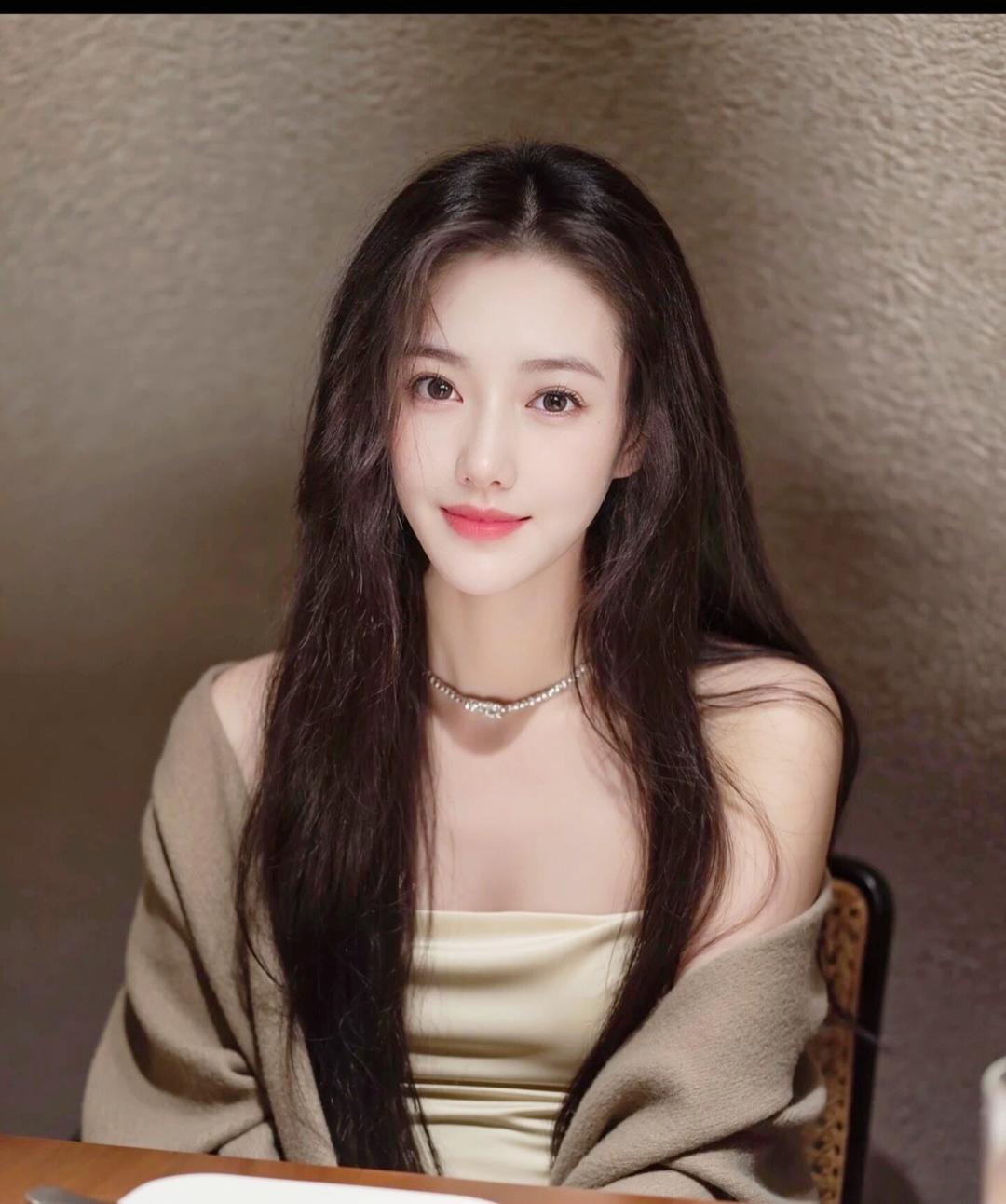 玉颜如花照影，笑语如歌绕梁。