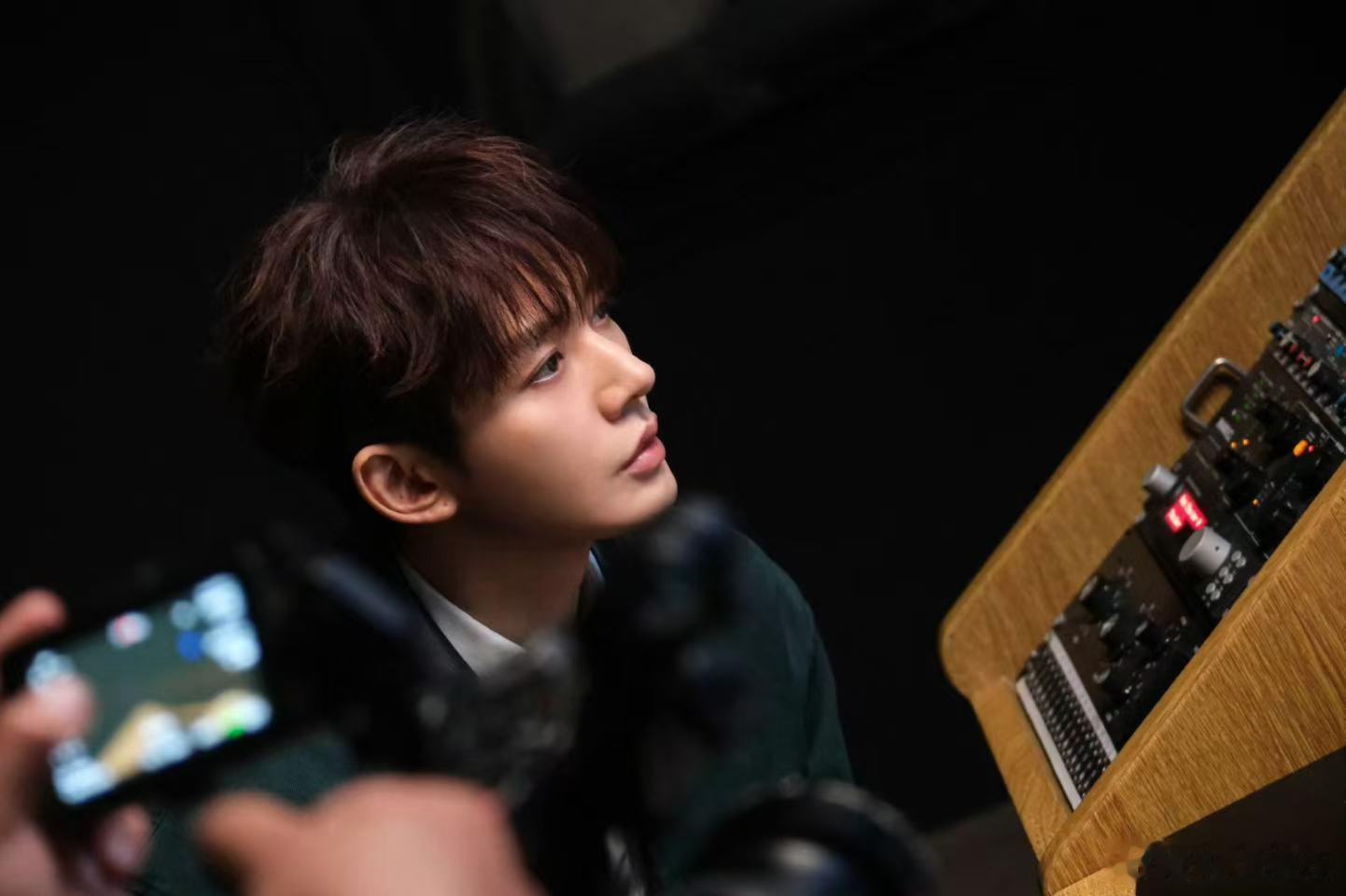 邓为配音花絮彩蛋 邓为配音花絮彩蛋，好绝美的侧颜线条，帅得太轻松了～邓为录音侧颜