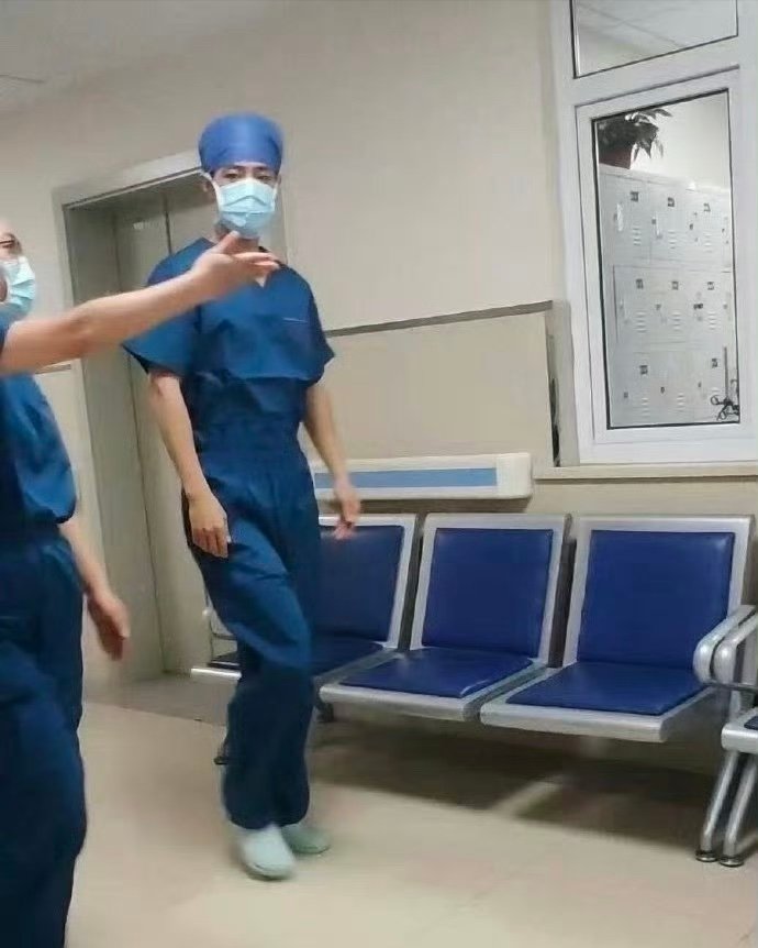 肖战小城良方无菌服路透肖战无菌服路透 ​​​做手术的刘医生 ​​​