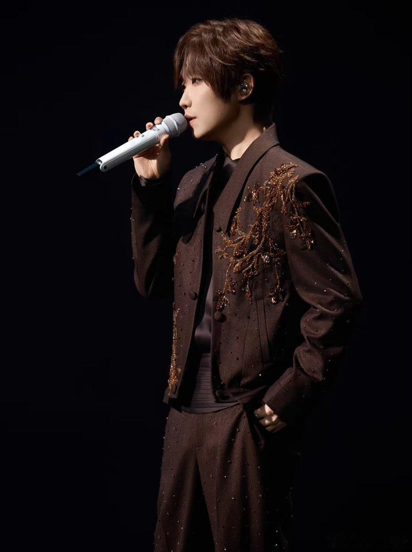 相信徐良谈过50次恋爱了徐良老来俏 有人说徐良“老来俏”是因为舞台妆造好。但你看