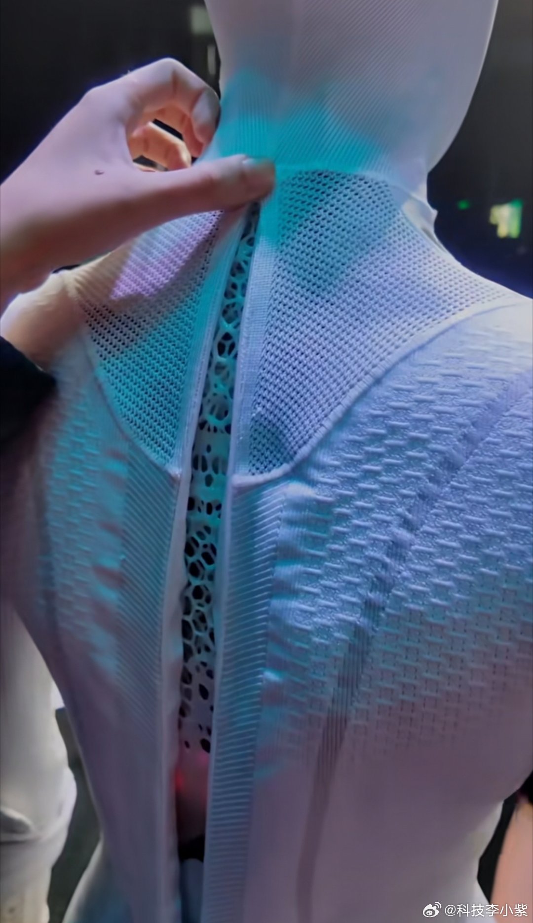 小鹏科技日全新IRON机器人走猫步火了，因太逼真，网友质疑“里面藏了真人”。今天