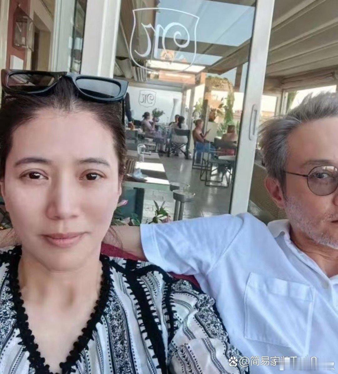 张智霖和老婆袁咏仪一起出游度假，他染了银发，胡须花白 ​​​