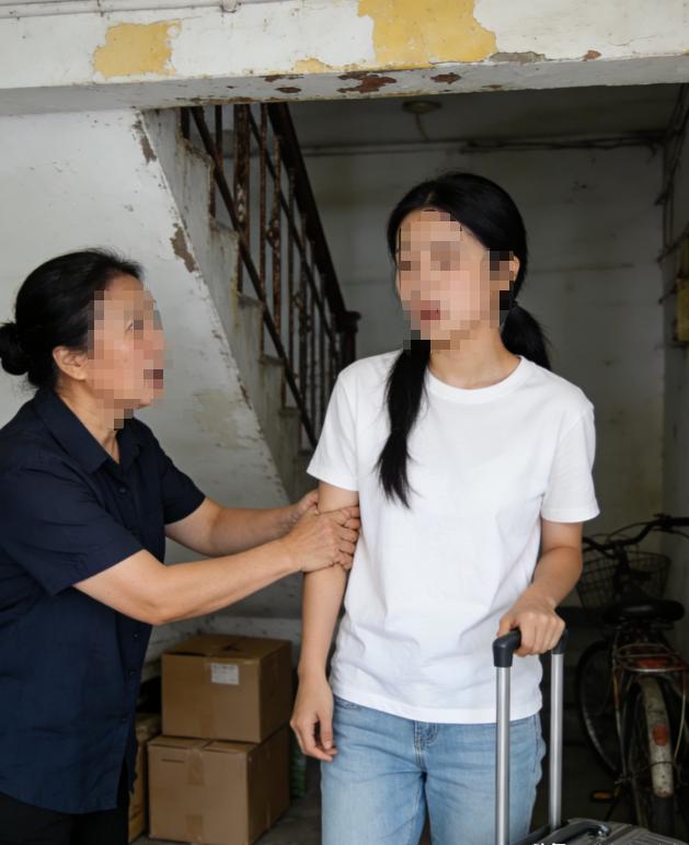 有位姑娘退租时，房东里里外外检查了房间整整五天。就在她拖着行李箱准备下楼时，房东