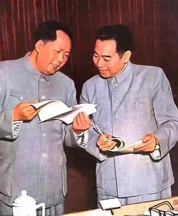 在哪工作
        1953年9月23日，全国文艺界的代表们，喜气洋洋地坐