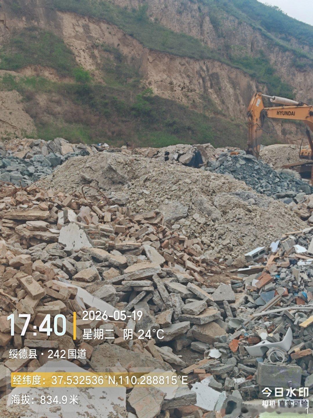 榆林市绥德县名州镇暖水沟村附近沟里倾倒着大量建筑、生活垃圾肆意倾倒屡禁不止 绥德