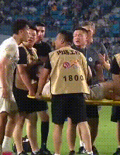 搞笑，禁止卧草！这就是主场优势，大连人球员抽筋倒地，南通支云担架队飞奔入场抬走，