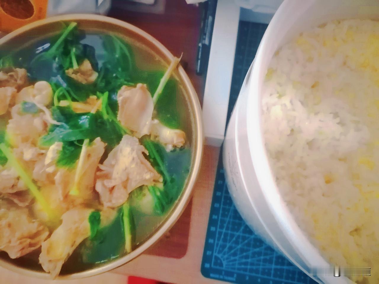 今天吃饭有点晚，晚上这顿才吃。

我做了二米饭，去超市五块钱买了个鸡架，请摊主帮