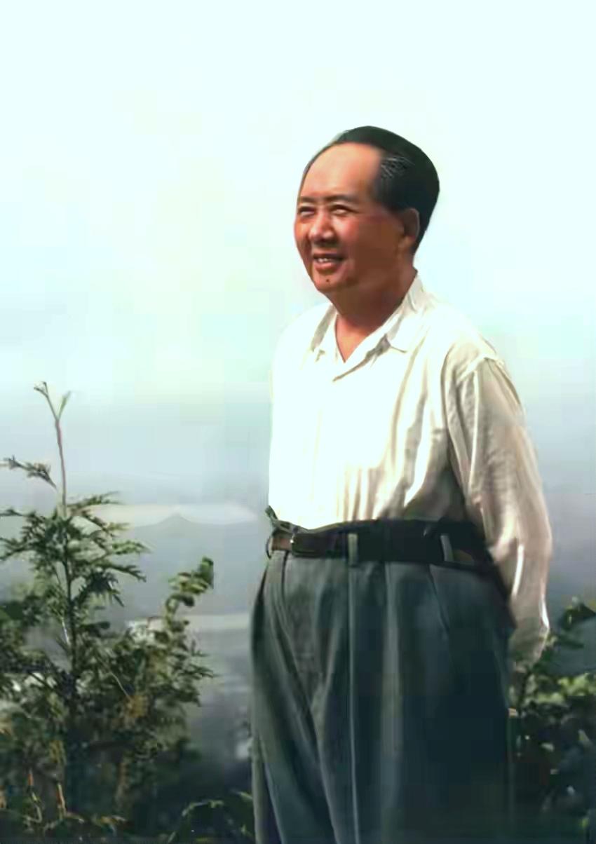 纵览寰宇，穷尽世间所有华美辞章，亦难状主席功勋之万一。其伟业非但震古烁今，更已融