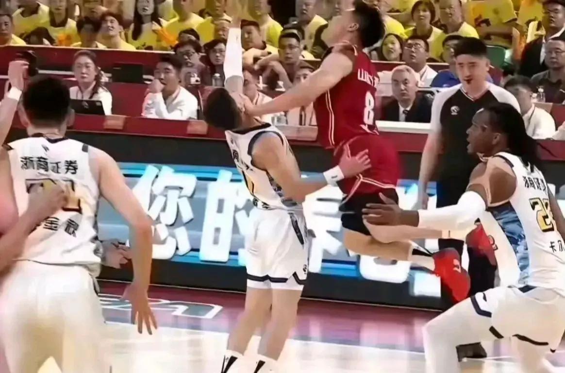 张宁和林秉圣这次碰撞，裁判的吹罚真的给我整不会了，我黑白电视机时代就就看甲A，但