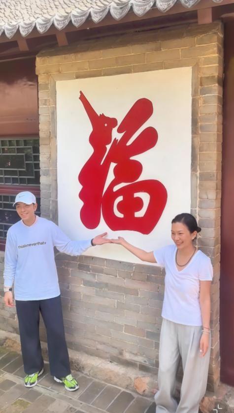 近日，有网友在辽宁丹东大孤山景区偶遇萧敬腾与林有慧夫妻

镜头中39岁的萧敬腾胖
