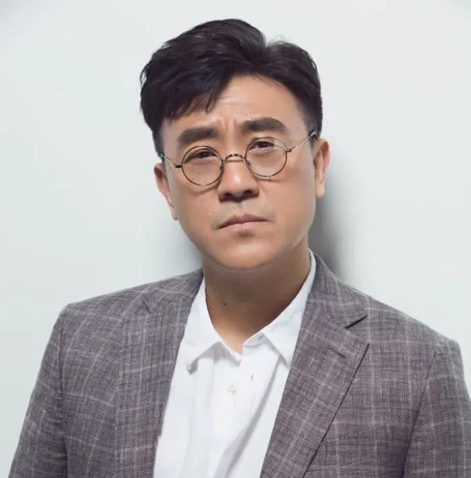 何冰作为“国家一级演员”，演技精湛，塑造无数经典角色。他既能演市井小民的鲜活，也
