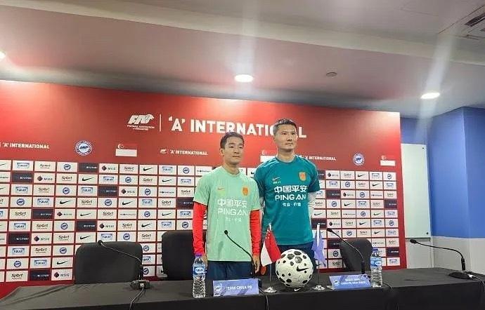 明天19:30，中国男足将与新加坡男足进行友谊赛。赛前新闻发布会在新加坡惹兰勿刹