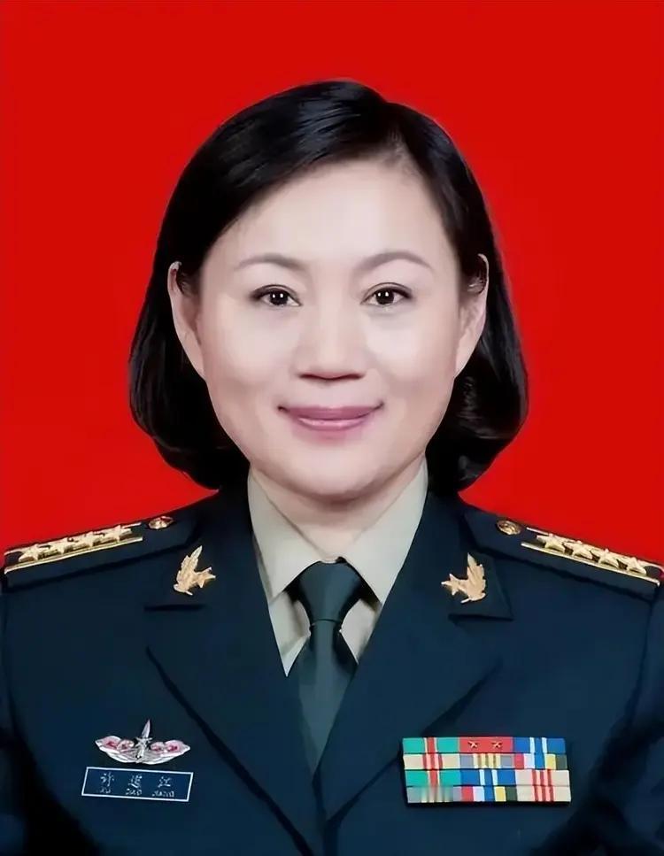 许道江，女，1968年生，河南省新县人，中共党员，大校军衔。
许道江先后毕业于北