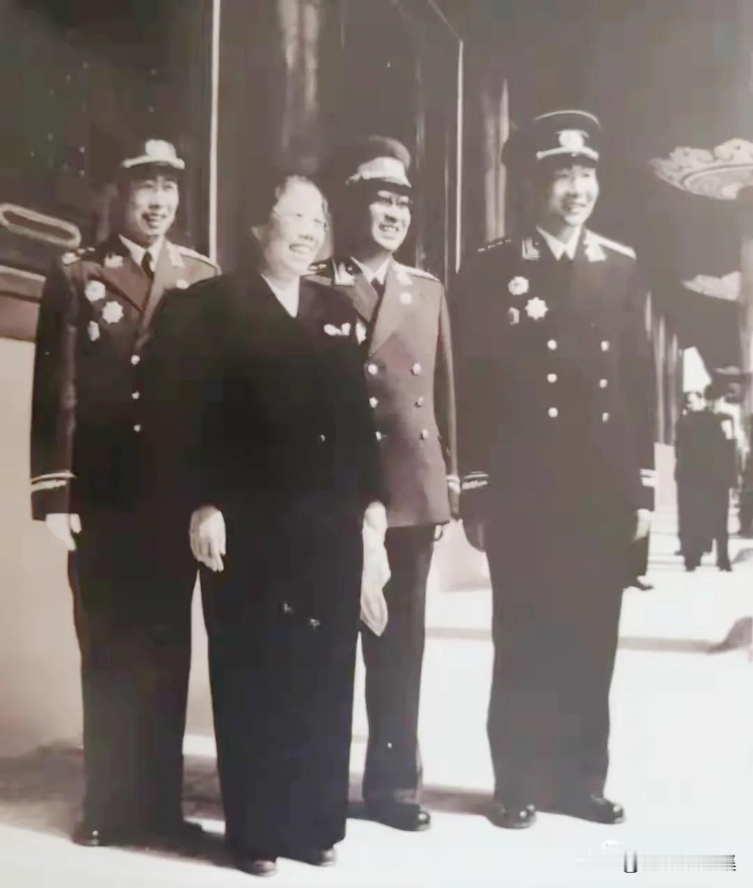 1955年9月27日，中国人民解放军首次实行军衔制。陈赓、萧劲光被授予大将军衔，