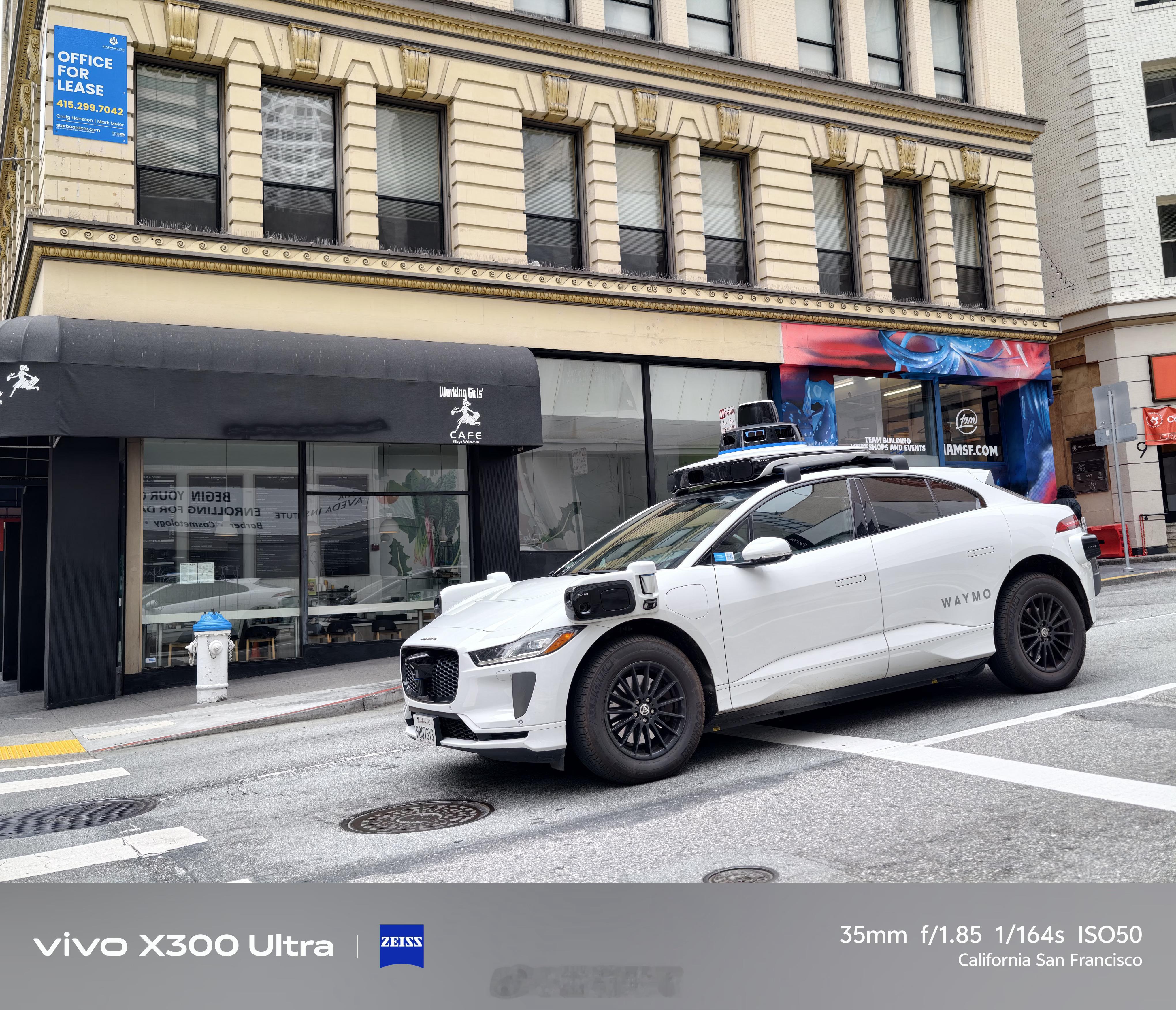 美国无人驾驶已经在拉客了……旧金山满大街都是。