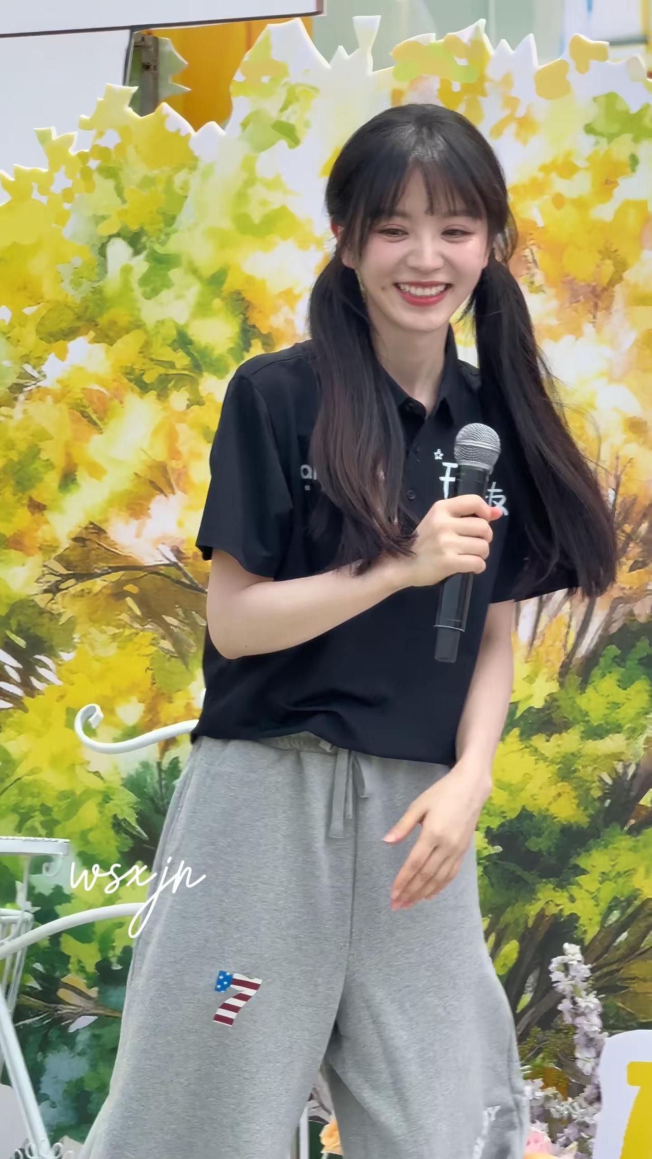 姐姐蹦蹦跳跳的 是小兔子呀。