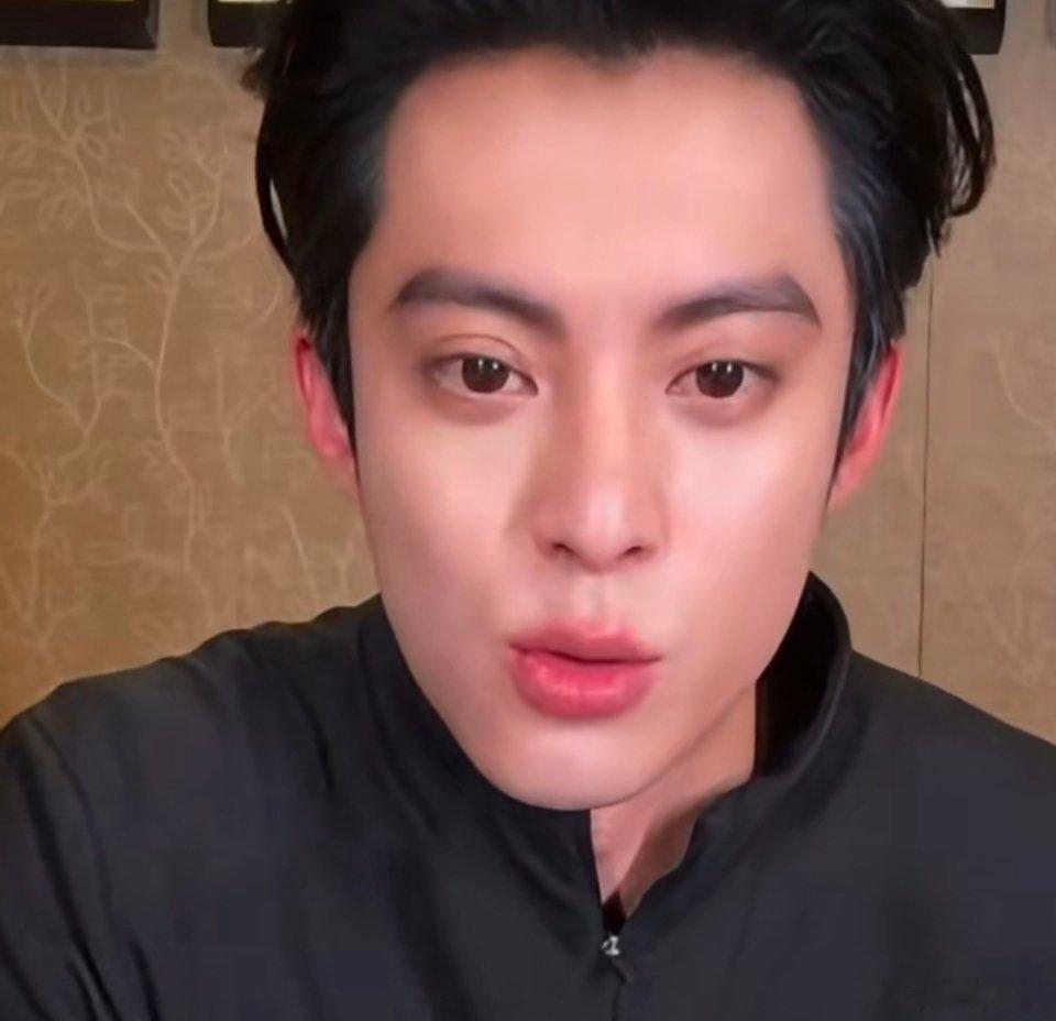 王鹤棣抽打也要保持优雅被生日直播笑晕！搓澡话题花式整活，《优雅》抽打帅翻全场，祝