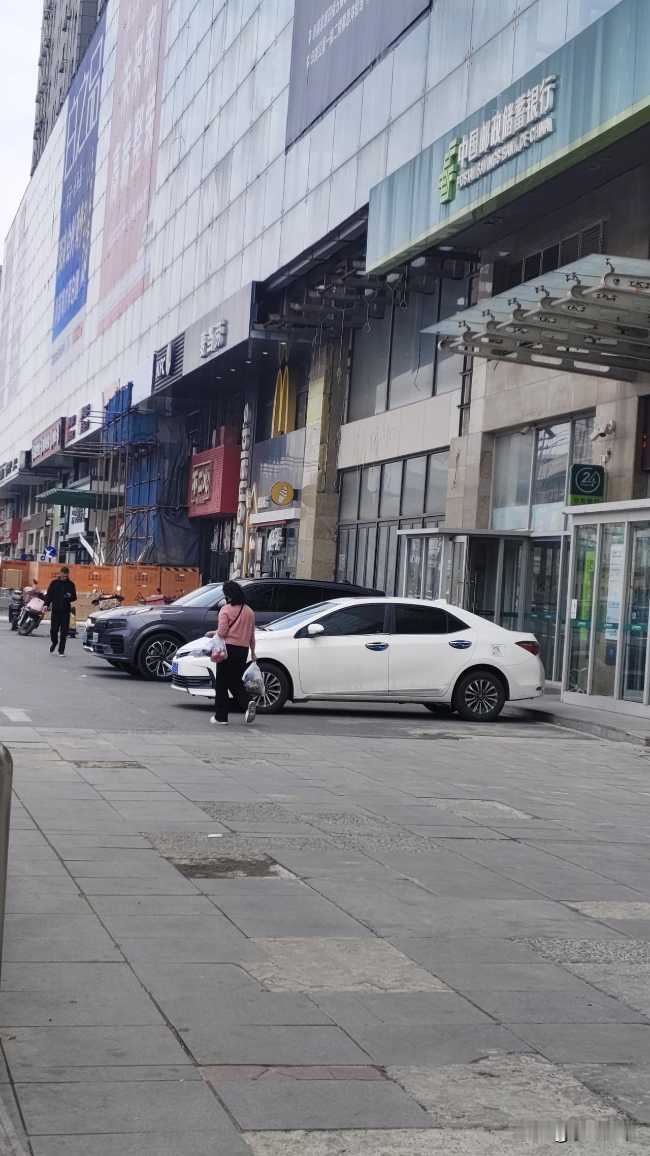 看来肯德基在大连的生意经营的好像不错，楼下的装修有一段时间了，路过迎客广场发现那