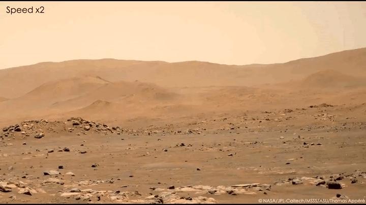毅力号火星车拍下了机智号直升机的第五次飞行。在另一颗行星上放无人机这件事，已经平